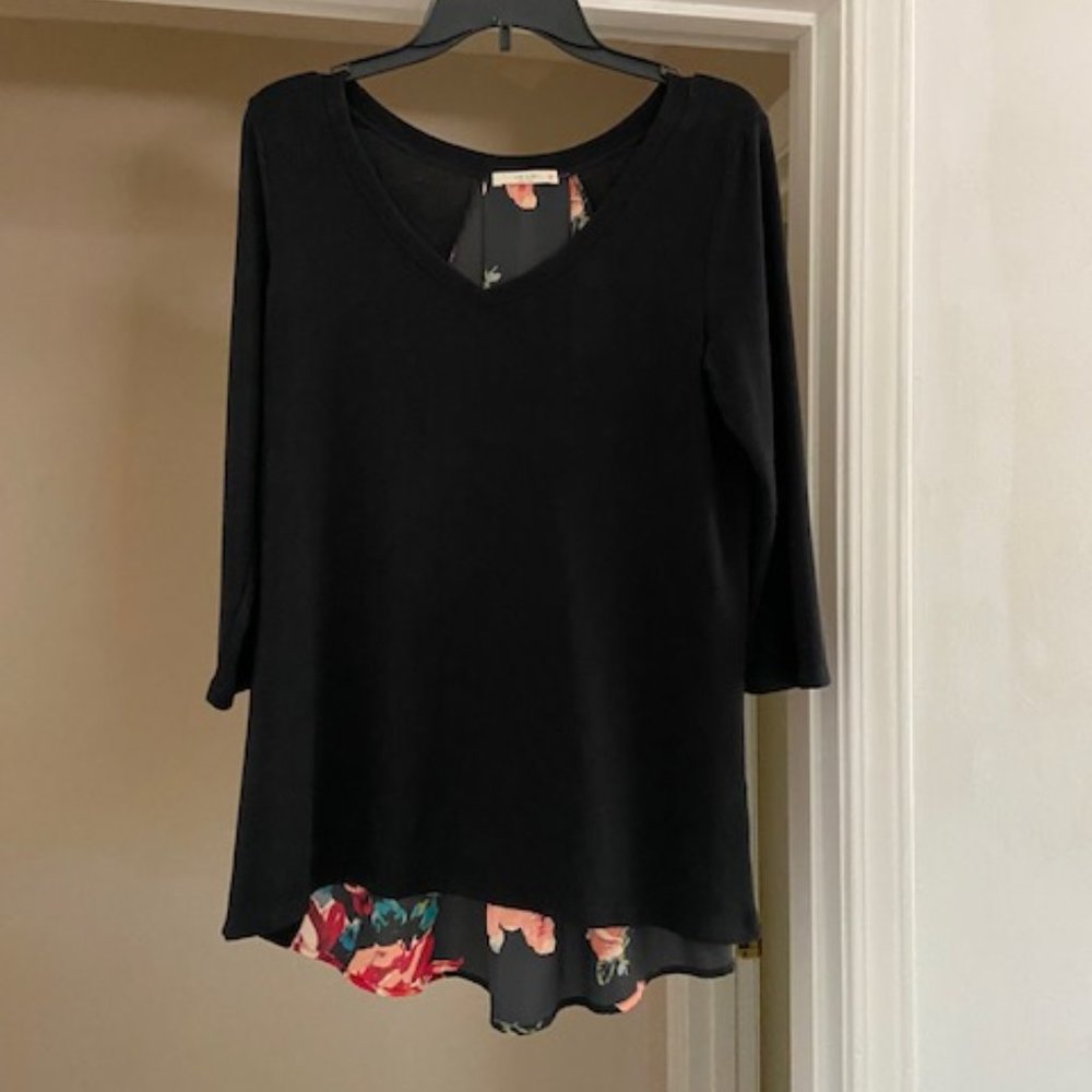 Le Lis Black and Floral Sz L Top